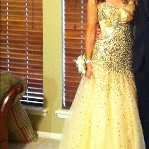 Gorgeous TONY BOWLS FORMAL GOWN- size 2